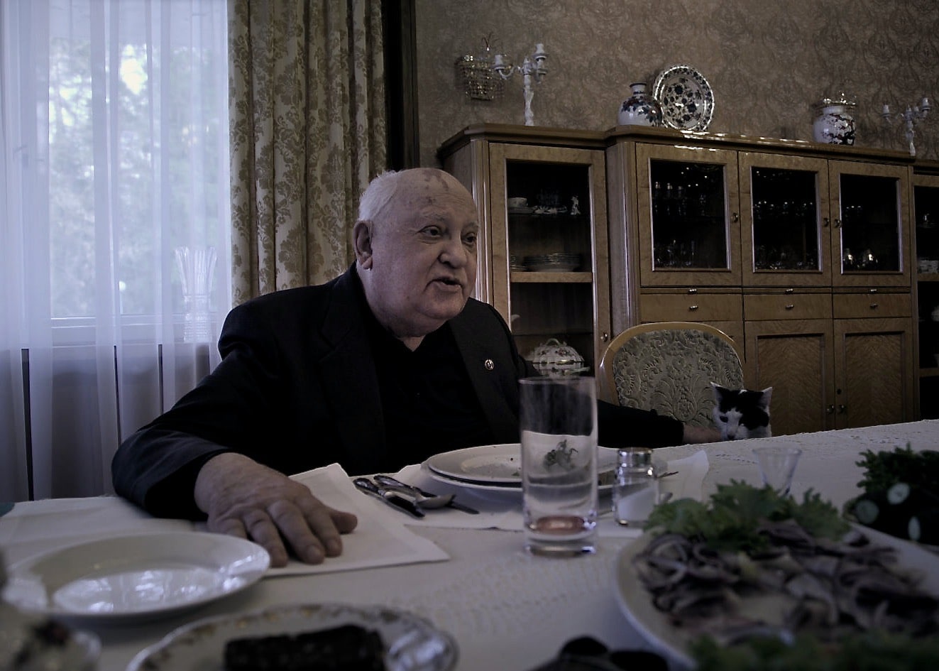 Кадр из кинофильма Виталия Манского «Горбачев. Рай». (© manski-doc.com)