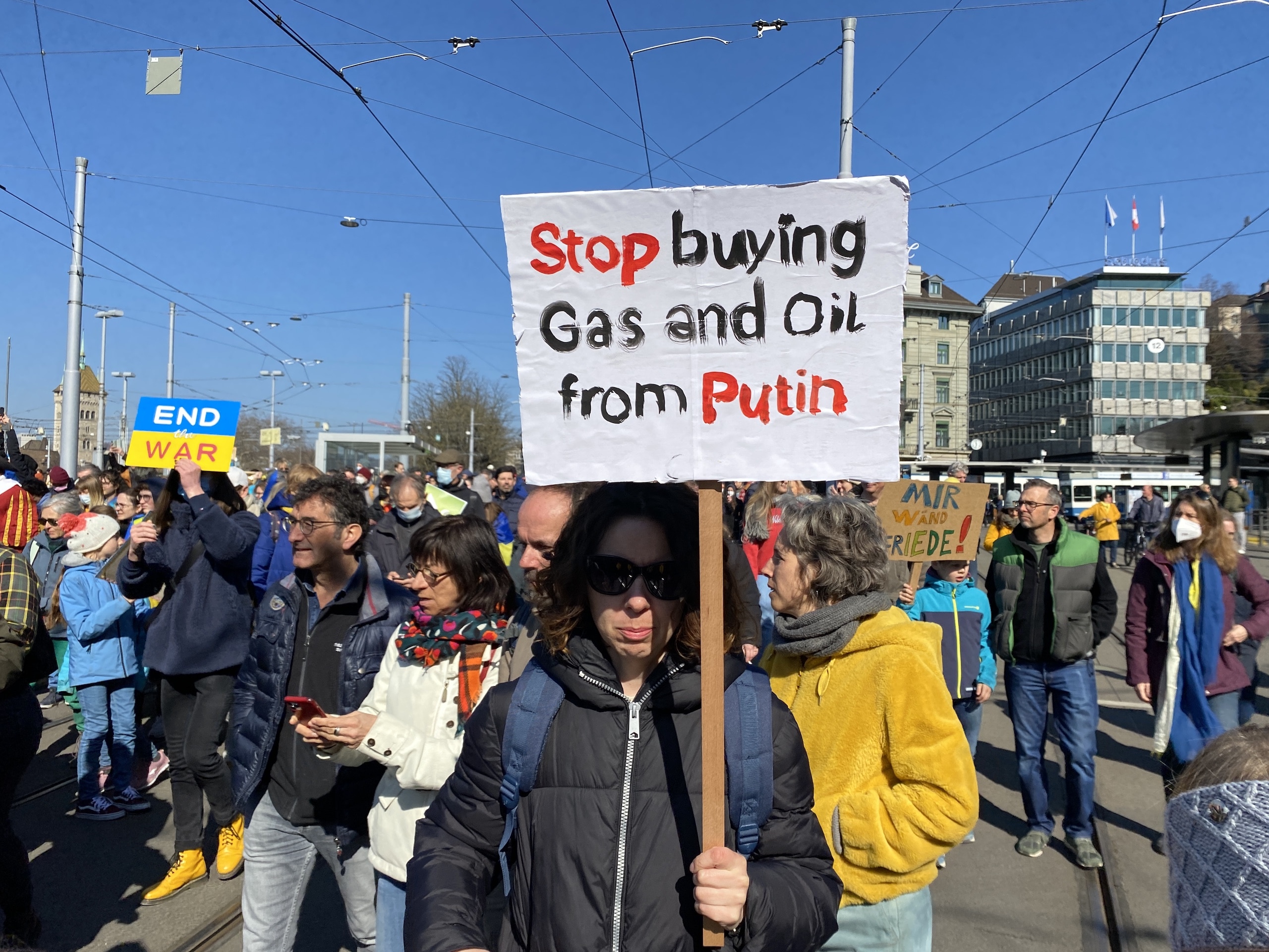 Хватит покупать нефть и газ у Путина (Stop Buying Gas and Oil from Putin). Цюрих, 5 марта 2022 г. (© schwingen.net)