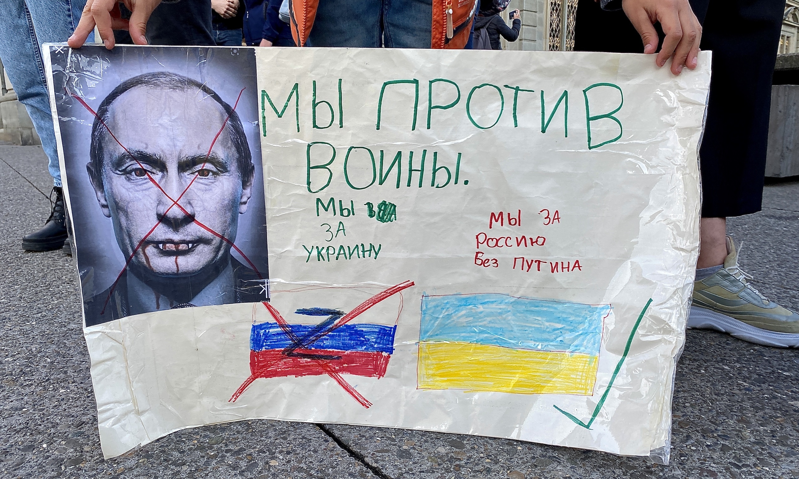 Антивоенный митинг в центре Цюриха 4 мая 2022 г. Организация за Россию будущего регулярно проводит такие акции в Швейцарии с 24 февраля этого года, когда Россия напала на Украину. (© schwingen.net)