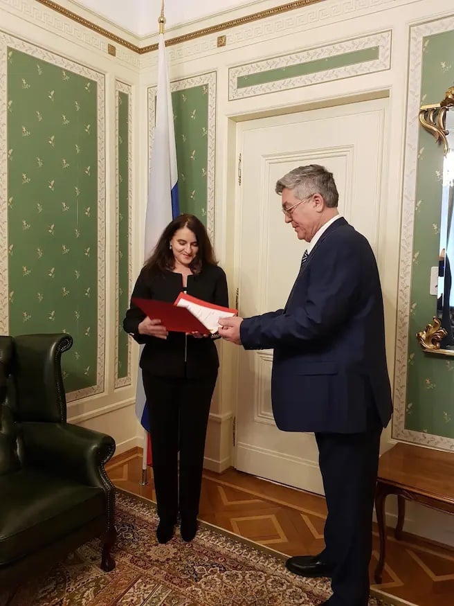Президент ассоциации «Русский Базель» получает почетную награду Кремля. Мероприятие в посольстве России в Берне. (Blick)