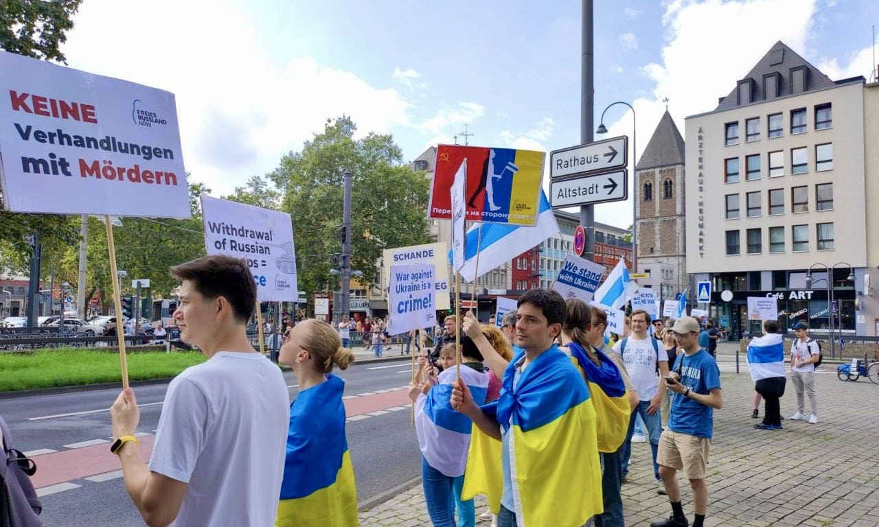 Протест против «запутинского» автопробега. Кёльн, 20 августа 2023 г. (© Freies Russland NRW)
